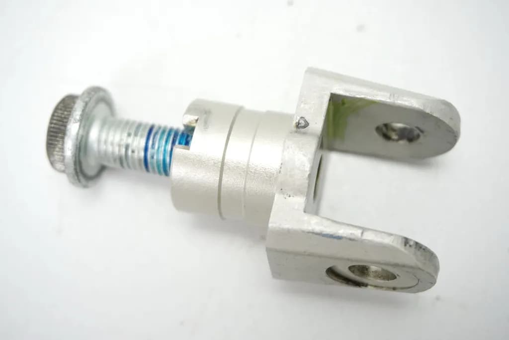 SUZUKI GSX-R 600 WVCV AUFNAHME FUßRASTE FAHRER HALTER GELENK AUFNAHME FUßRASTE