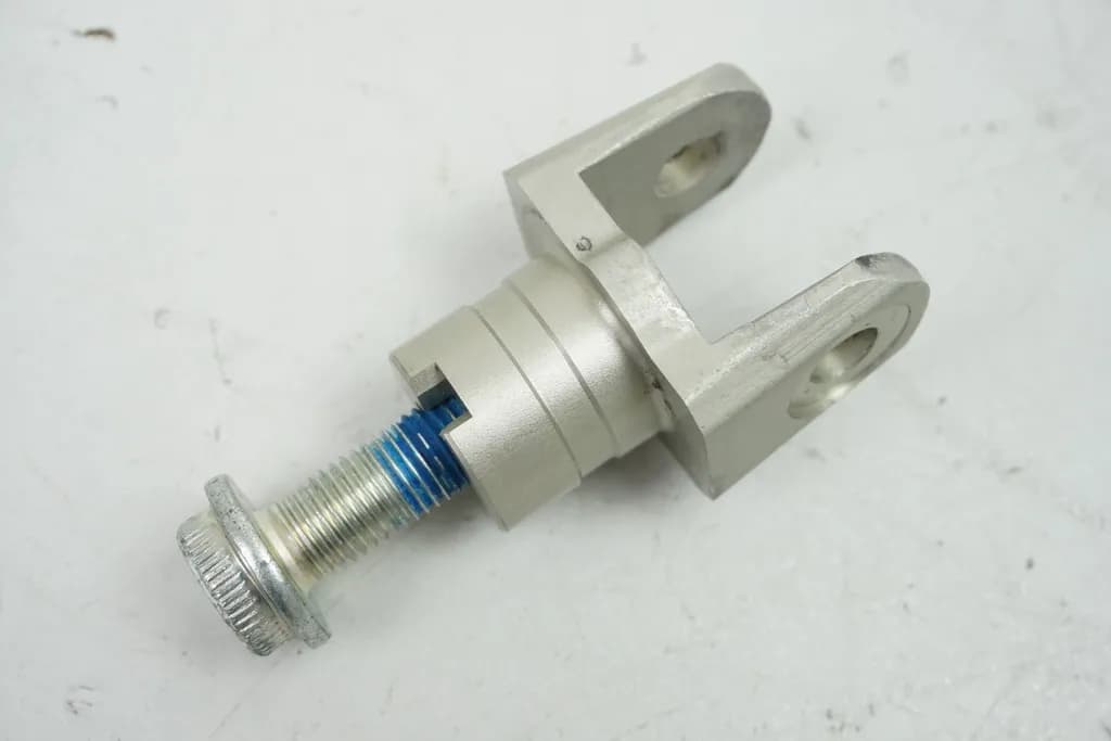 SUZUKI GSX-R 600 WVCE HALTERUNG AUFNAHME FUßRASTE RECHTS FAHRER GELENK