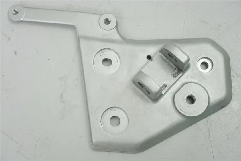 TRIUMPH TIGER 1050 115NG FUßRASTENTRÄGER FAHRER LINKS FOOTREST