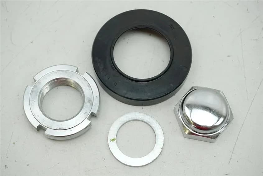 SUZUKI VL 800 C WVBM JS1BM11 INTRUDER MUTTER LENKKOPF ARRETIERUNG GABELBRÜCKE