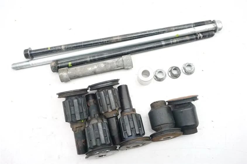 SUZUKI AN 650 ABS WVBU BURGMAN HALTERUNG MOTOR ACHSE BOLZEN GUMMIS DISTANZEN