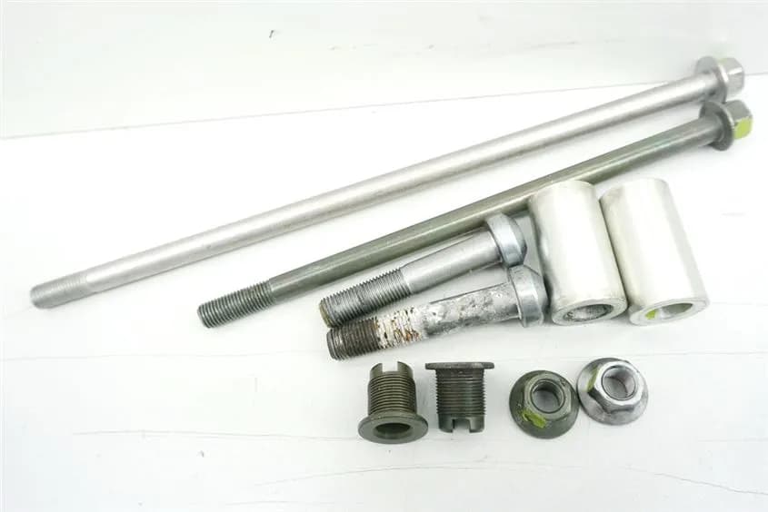 YAMAHA TDM 900 RN08 ACHSE MOTOR BOLZEN DISTANZEN MOTORHALTER