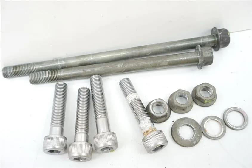 YAMAHA YZF 600 4TV THUNDERCAT HALTERUNG MOTOR ACHSE SCHRAUBEN