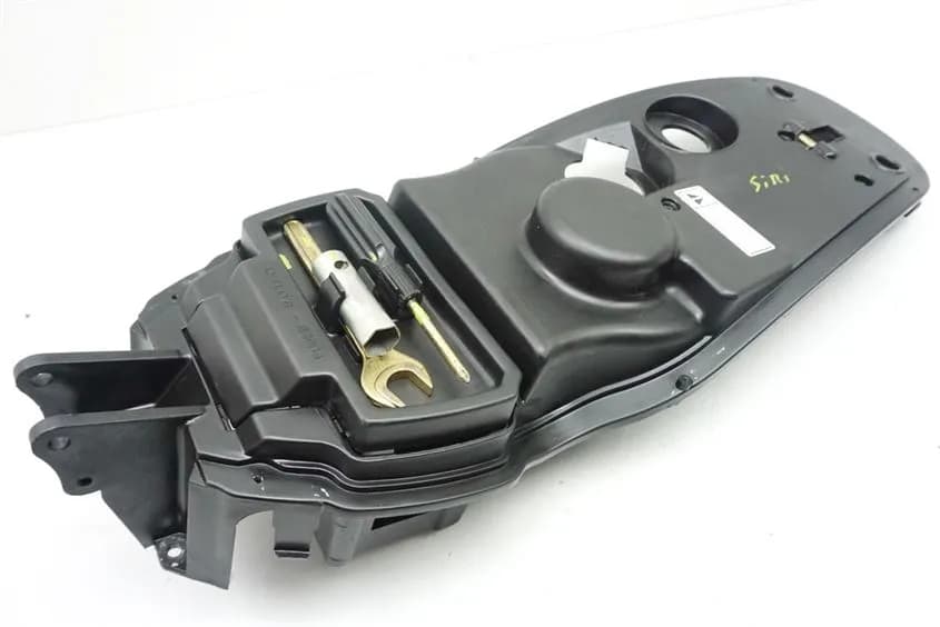 APRILIA SCARABEO 50 ZD4SC BATTERIEKASTEN BORDWERKZEUG RADLAUF KOTFLÜGEL