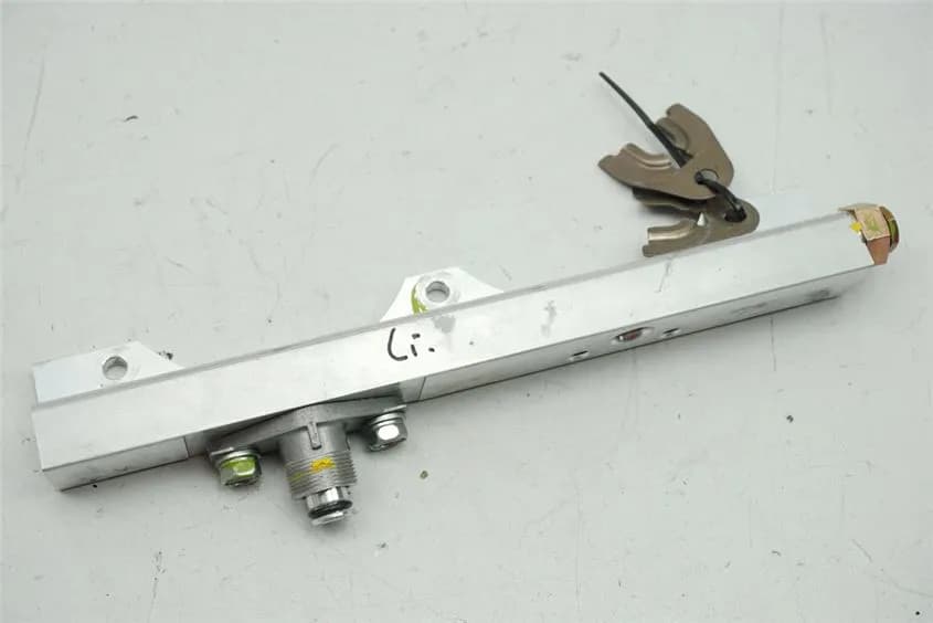 HONDA GL 1800 SC47 A ABS GOLDWING EINSPRITZLEISTE LINKS HALTERUNG EINSPRITZDÜSEN