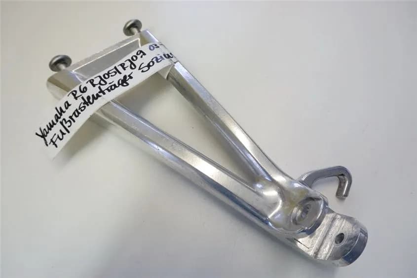 YAMAHA R6 RJ05/ RJ09 FUßRASTENTRÄGER SOZIUS LINKS FOOTREST
