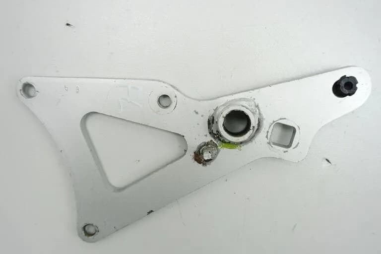 SUZUKI RG 80 GAMMA NC11A FUßRASTENTRÄGER FAHRER RECHTS HALTER FUßRASTE