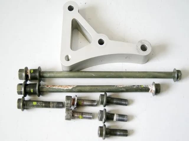 YAMAHA R6 RJ05/ RJ09 HALTERUNG MOTOR ACHSE HALTER