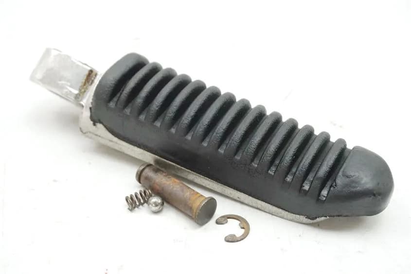 SUZUKI GSXF 600 GN72AB FUßRASTE SOZIUS RECHTS FOOTREST