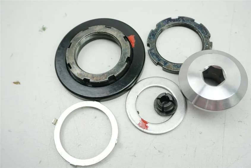 KAWASAKI Z 900 ZR900D D1 MUTTER LENKKOPF SCHRAUBE ARRETIERUNG GABELBRÜCKE