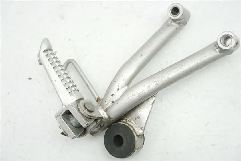 SUZUKI RF 600 GN76B FUßRASTENANLAGE SOZIUS RECHTS HALTER FUßRASTE