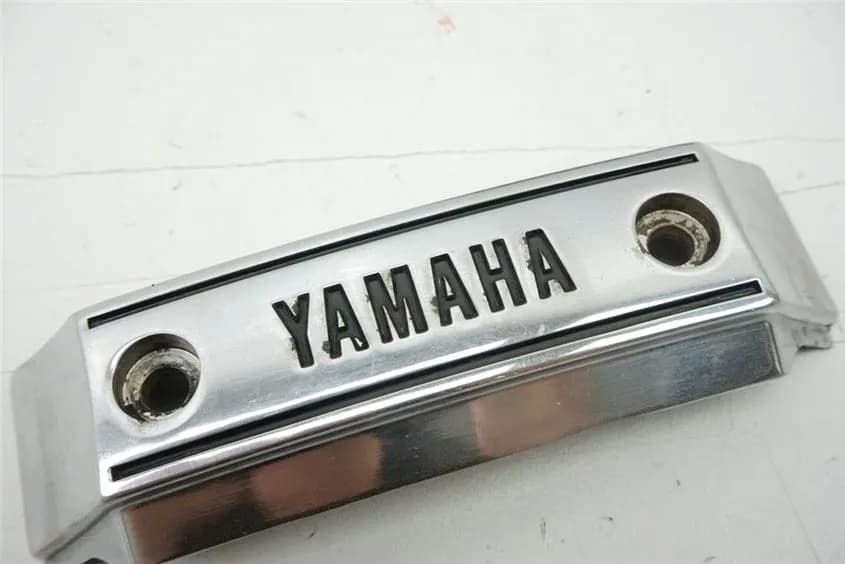 YAMAHA XV 750 3AL VIRAGO ABDECKUNG BREMSVERTEILER COVER GABELBRÜCKE EMBLEM