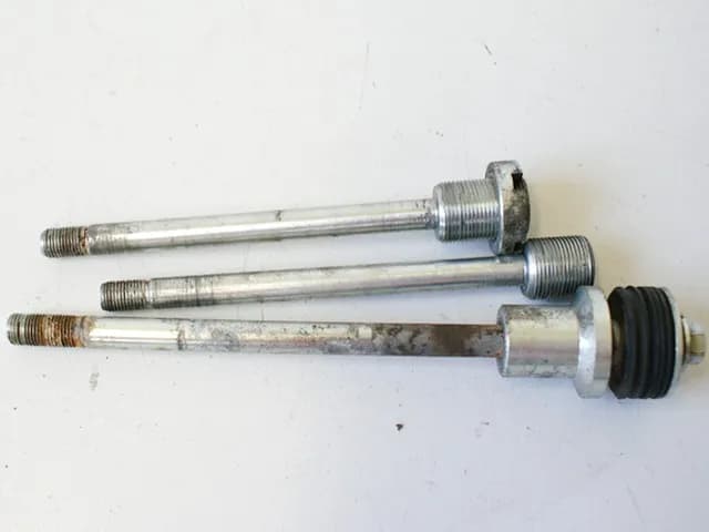 HYOSUNG GV 650 AQUILA STECKACHSE ACHSE MOTOR BOLZEN