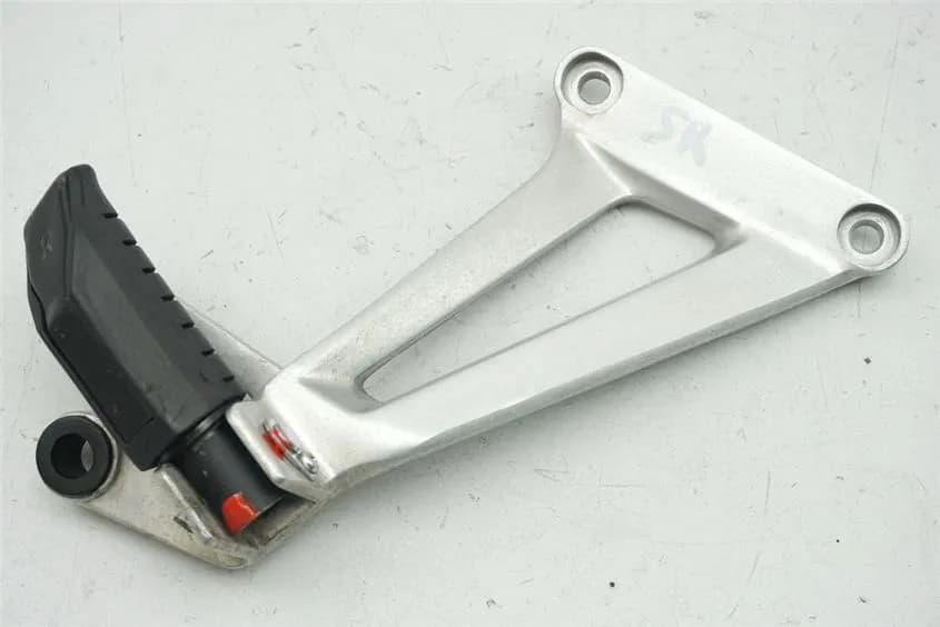 HONDA CBR 125 R JC39 FUßRASTENANLAGE SOZIUS RECHTS HALTER FUßRASTE