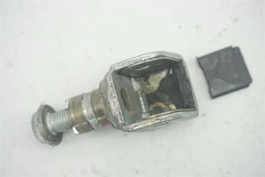 SUZUKI GSF 600 BANDIT GN77AB HALTERUNG FUßRASTE FAHRER LINKS GELENK