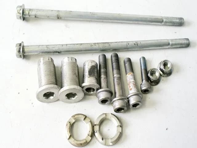 SUZUKI GSX-R 750 WVB3 HALTERUNG HALTER MOTOR ACHSE