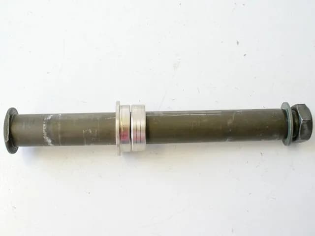 YAMAHA R6 RJ05/ RJ09 STECKACHSE ACHSE HINTEN