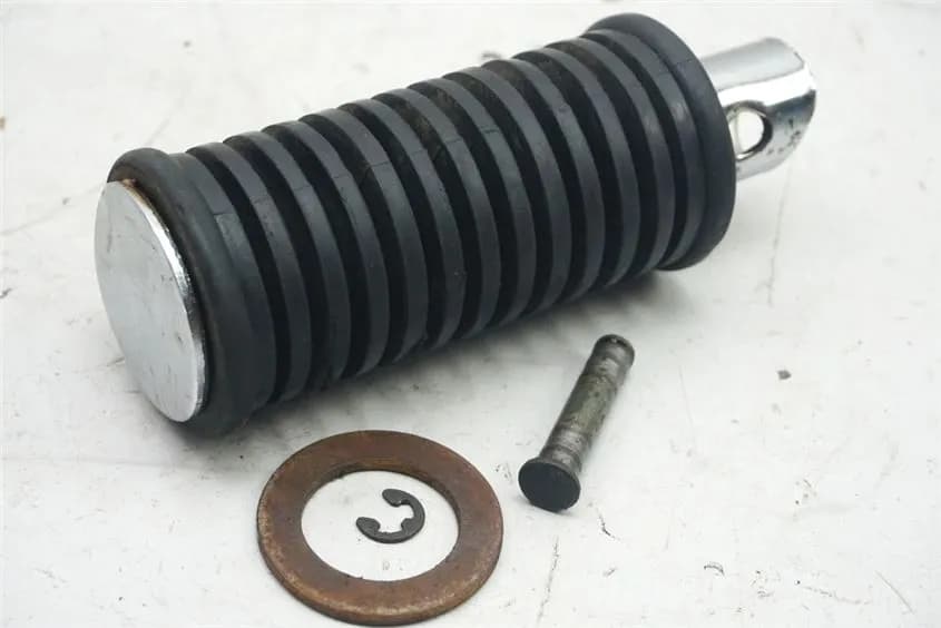 SUZUKI GZ 125 MARAUDER FUßRASTE SOZIUS LINKS FOOTREST