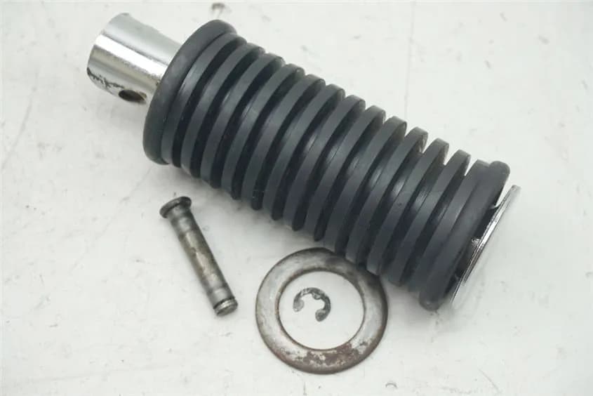 SUZUKI GZ 125 MARAUDER FUßRASTE SOZIUS RECHTS FOOTREST