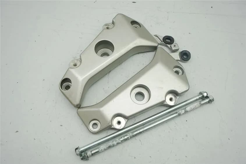 HONDA CBF 600 NABS PC38 HALTERUNG FUßRASTENPLATTE RAHMEN TRÄGER ACHSE