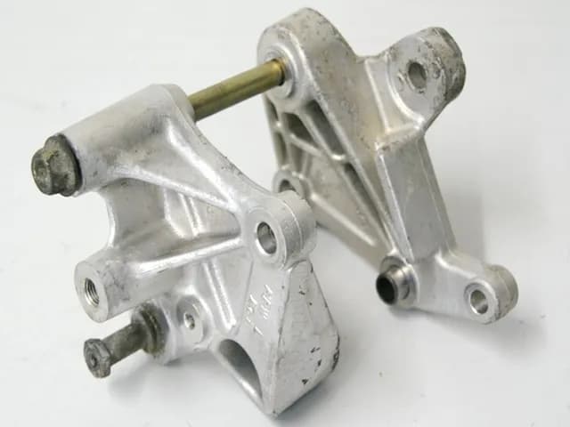 HONDA CBR 600 PC35 FS SPORT Halterung Halter Motor Achse